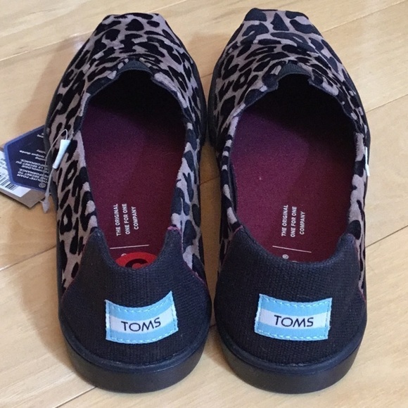 Tom’s loafers, slip on shoes. Black flocked leopard print, women’s size 6. NWT - Picture 3 of 16